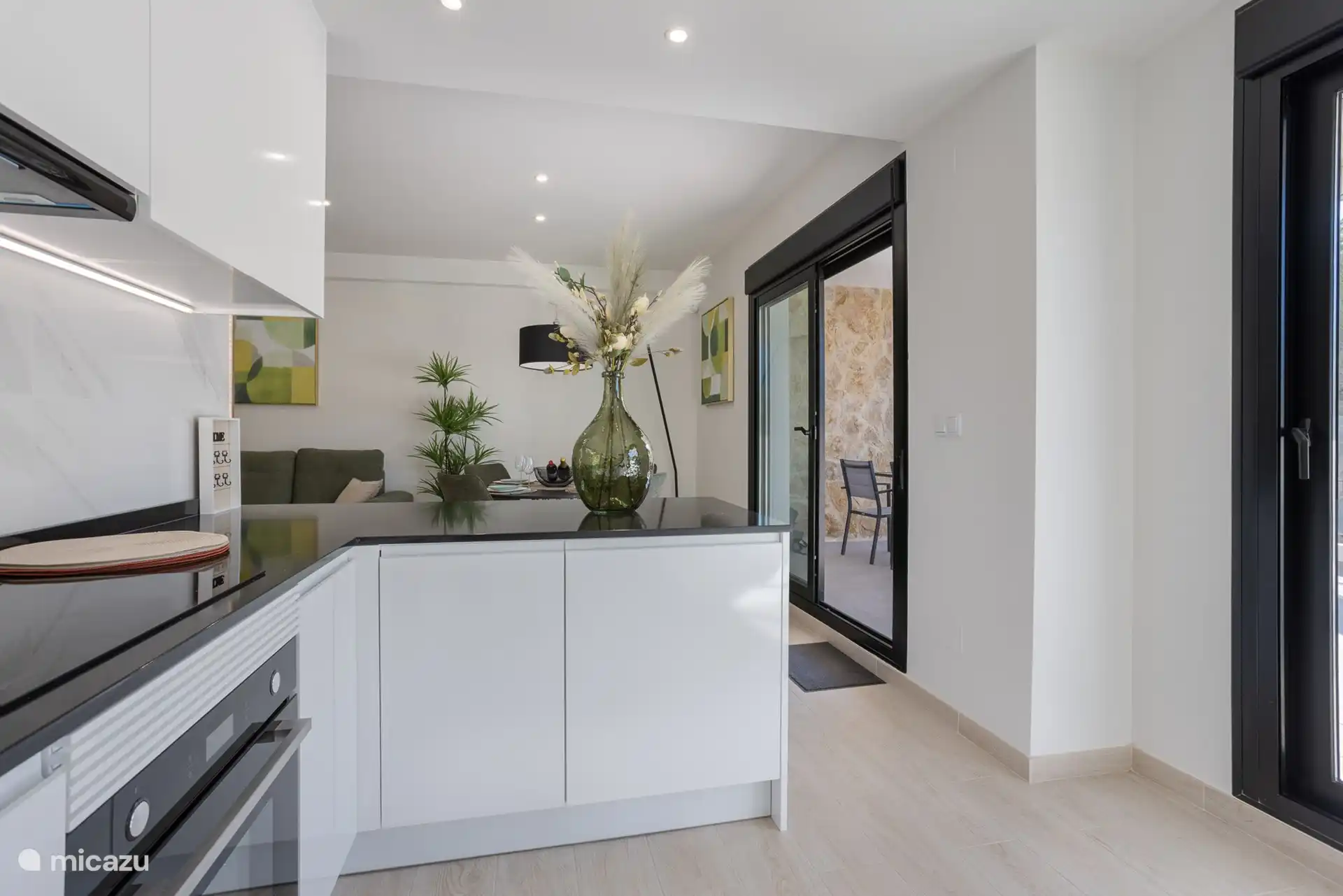 De la cuisine moderne, accès direct à la grande terrasse de 34 m ! Pour des dîners et des déjeuners confortables sur la terrasse, très confortable à servir.