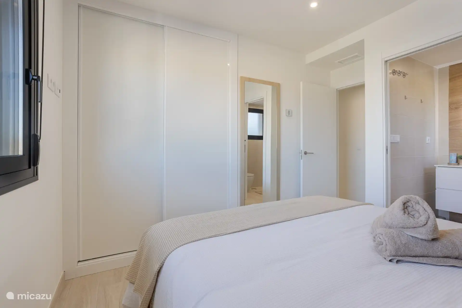 Chambre avec 2 lits simples de luxe à sommier tapissier (90x200) et beaucoup d’espace de rangement dans les placards. Climatisation avec Airzone