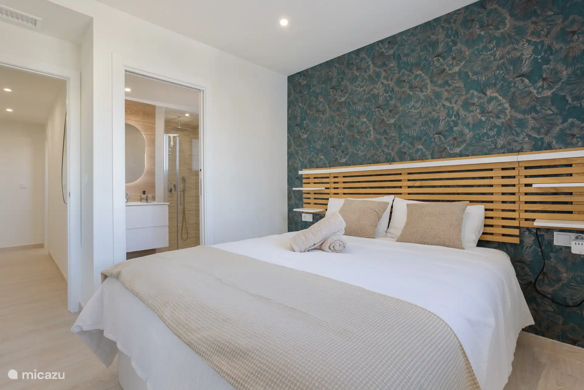 Chambre avec 1 lit double de luxe à sommier tapissier (160x200) et beaucoup d’espace de rangement dans les placards. Climatisation avec Airzone. Salle de bains / Douche à l’italienne et WC