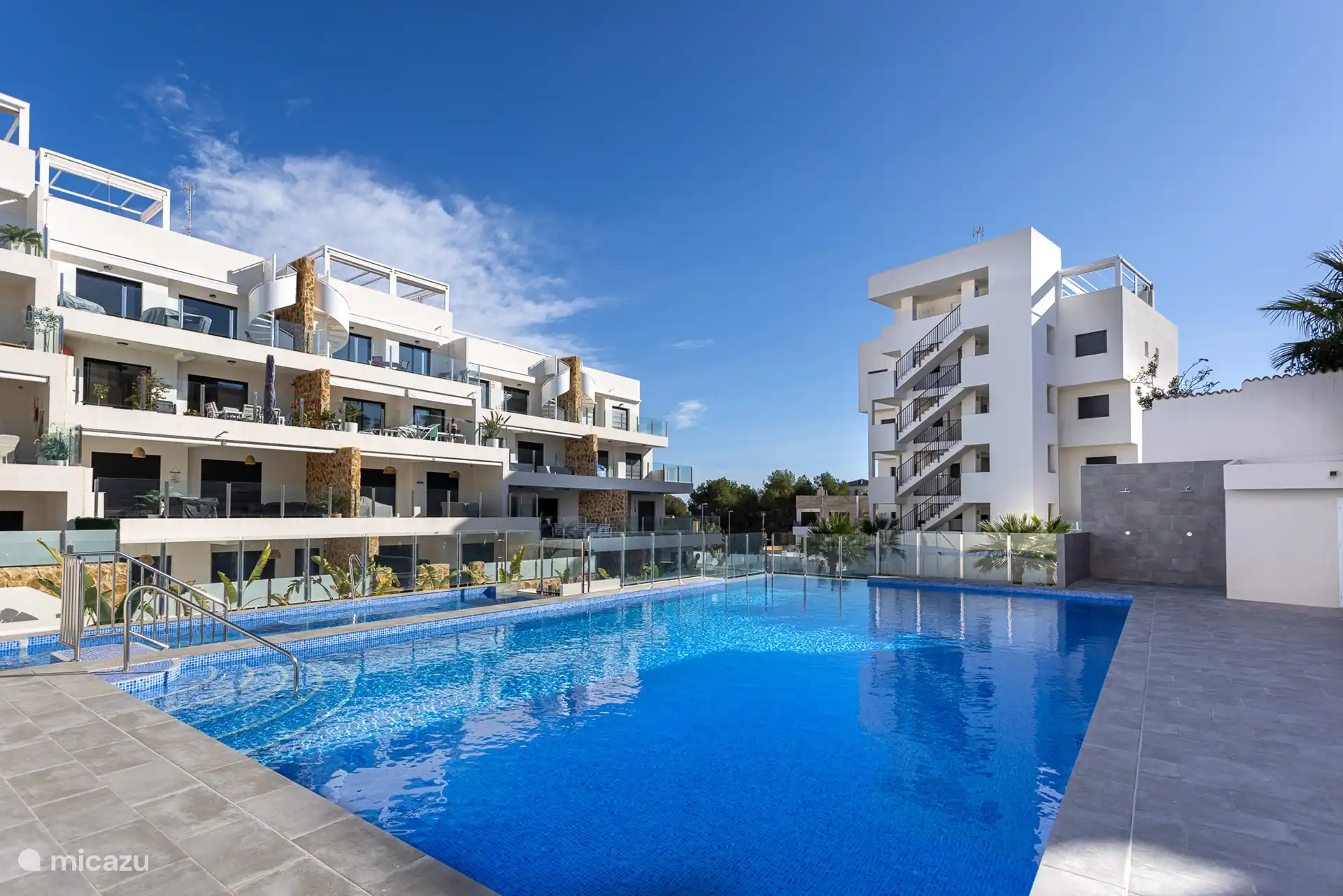 Piscine, piscine pour enfants et jacuzzi