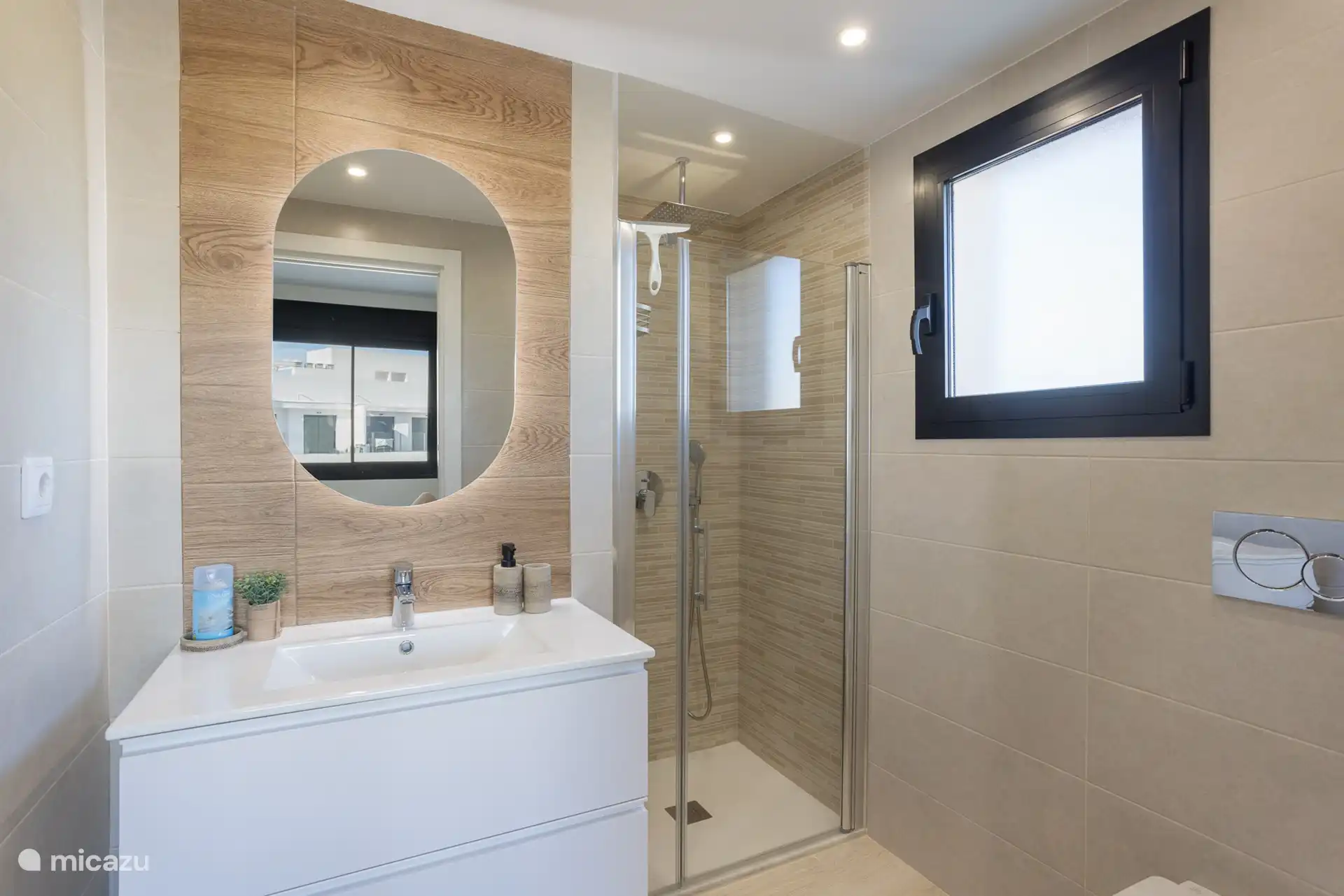 Douche de luxe et toilettes et lavabo. Belle vue à la fenêtre ouverte depuis la douche.