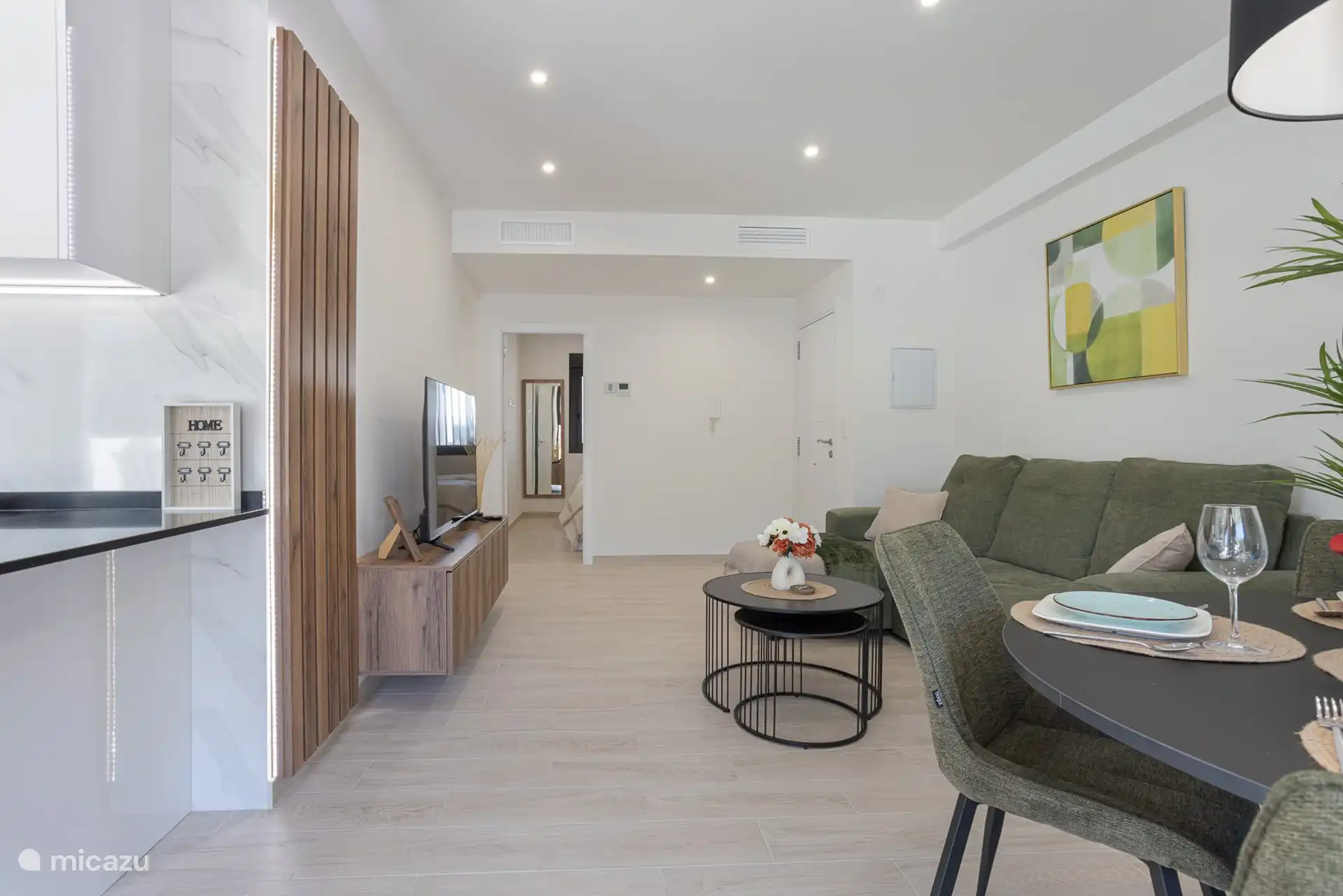 Salon moderne et élégant avec canapé-lit, ensemble de salle à manger avec 4 chaises, TV avec streaming Chromecast et Internet rapide par fibre optique et wifi. Climatisation avec Airzone