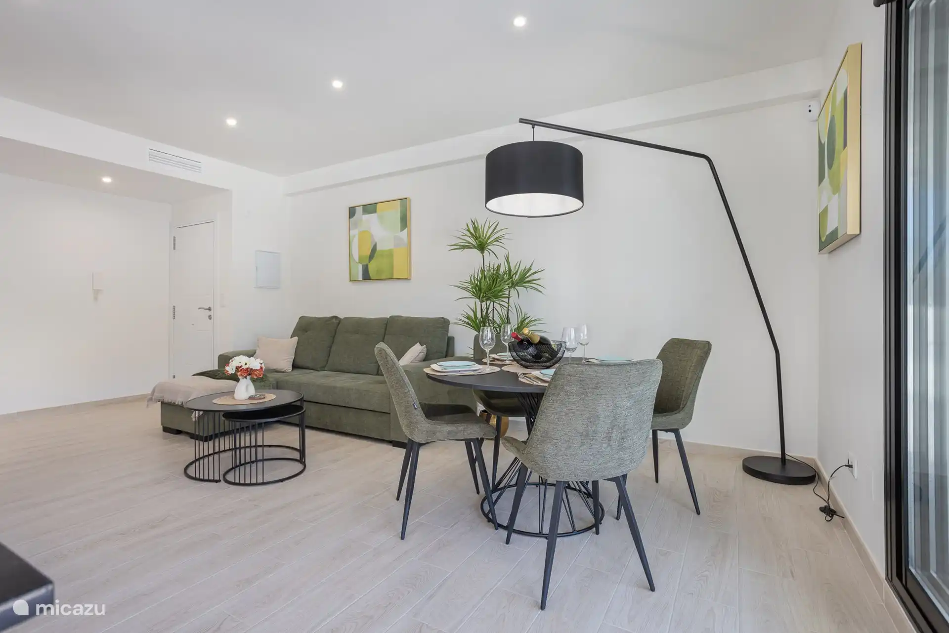 Salon moderne et élégant avec canapé-lit, ensemble de salle à manger avec 4 chaises, TV avec streaming Chromecast et Internet rapide par fibre optique et wifi. Climatisation avec Airzone