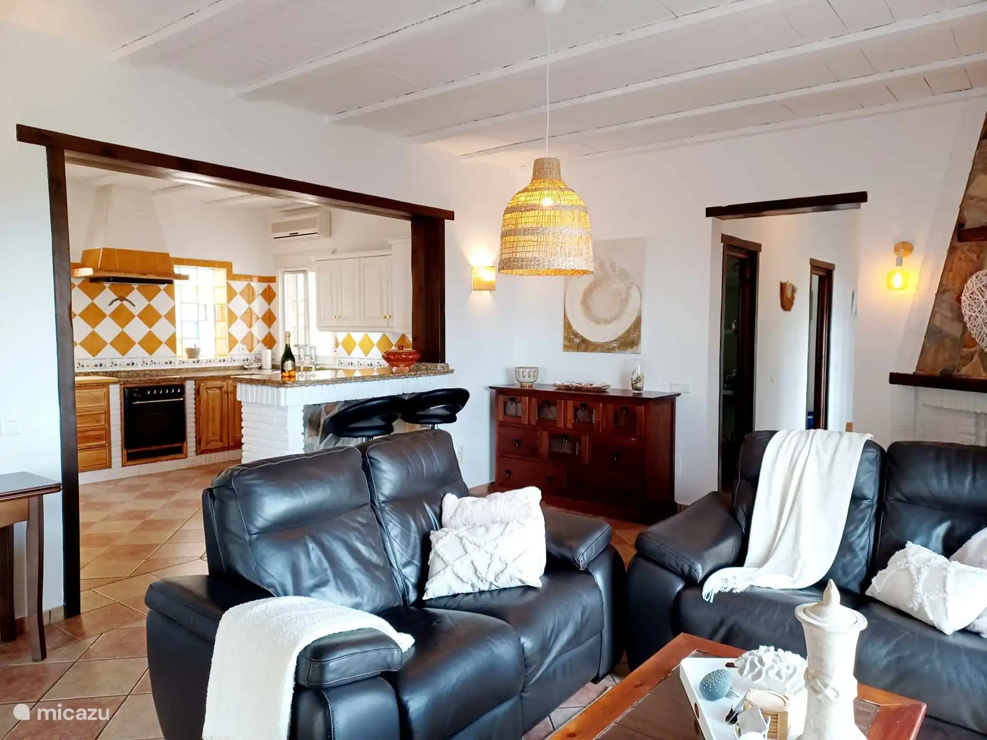 Sitzecke mit offener Küche