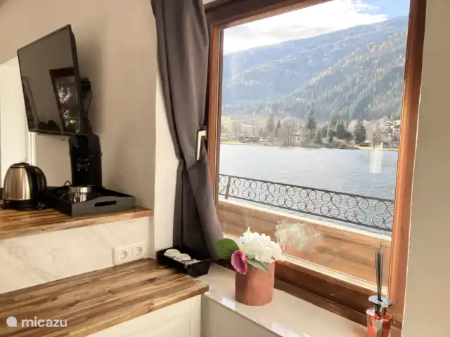 Appartement 1 slaapkamer & balkon 24 huren in Oostenrijk, Karinthië, Feld Am See - appartement Keuken, balkon, eetbar, TV, uitzicht op het meer
