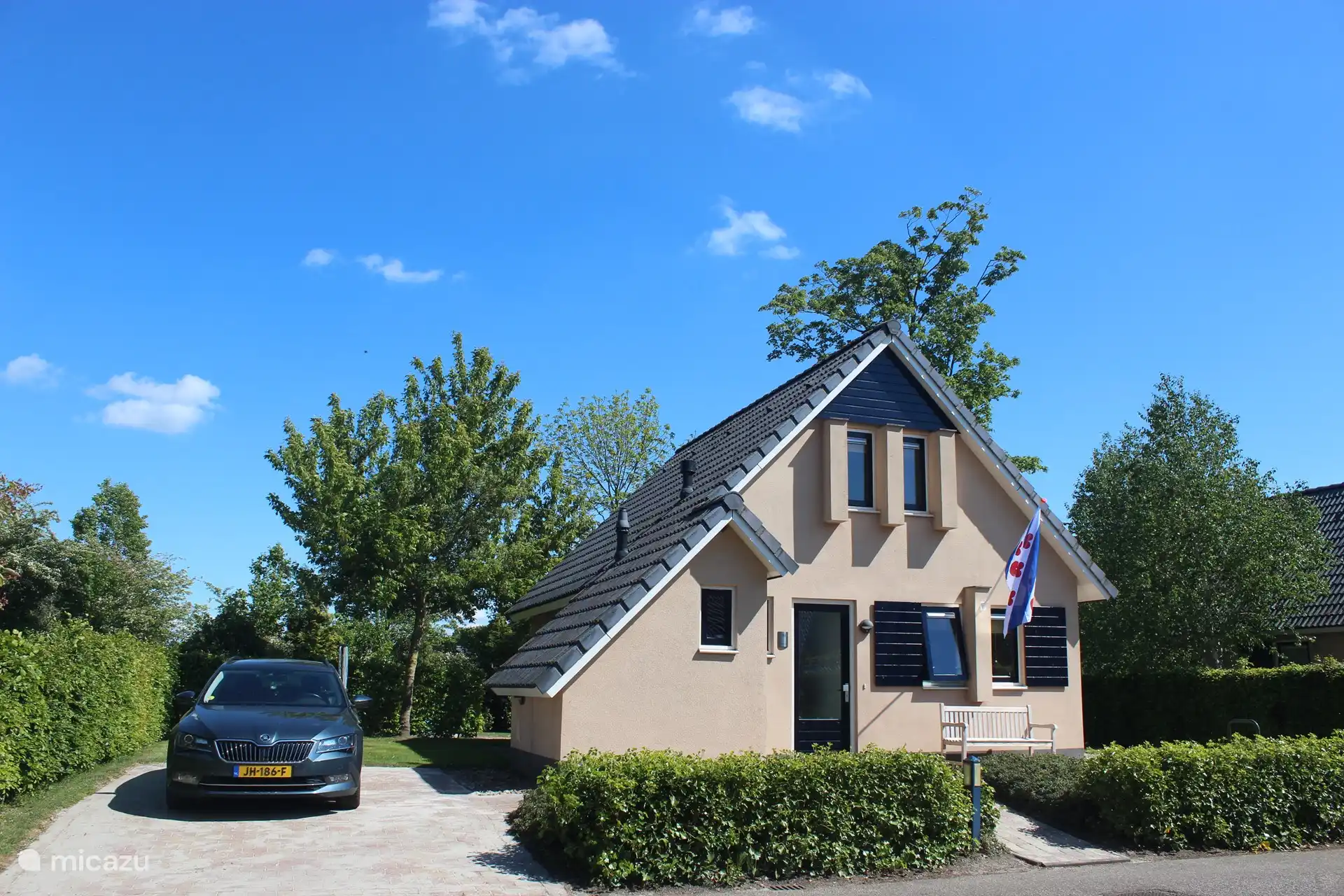 Geräumiger Parkplatz