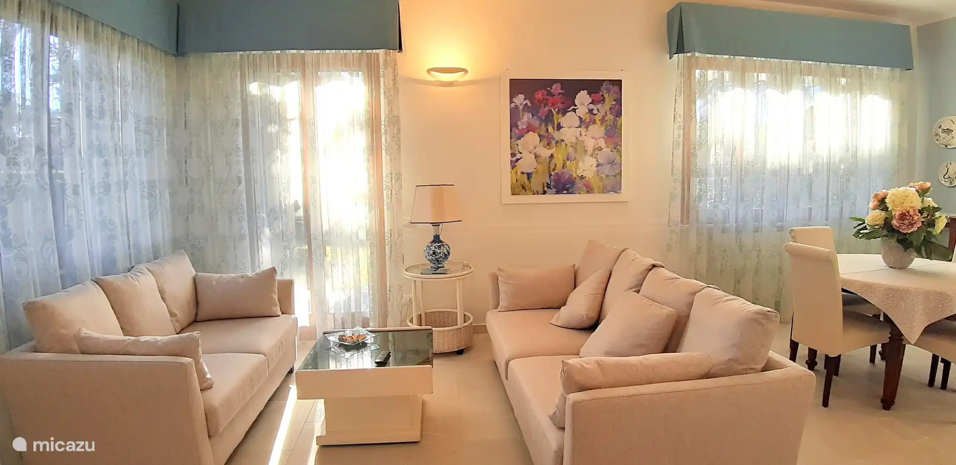 Vom Wohnzimmer gelangt man direkt auf die Terrasse