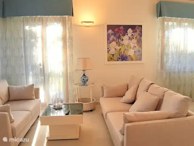 Villa Alcione a 350 mt de la playa en Italia, Toscana, Forte Dei Marmi - villa La sala de estar conduce directamente a la terraza