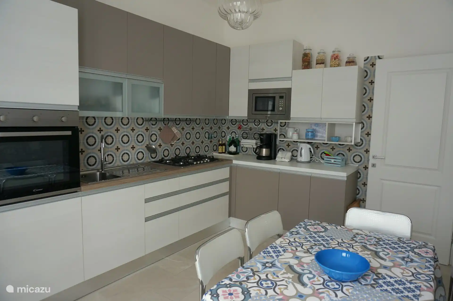 Neue Küche komplett ausgestattet mit Spülgeschirr