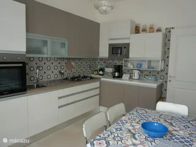 Villa Alcione a 350 mt de la playa en Italia, Toscana, Forte Dei Marmi - villa Cocina nueva totalmente equipada con platos