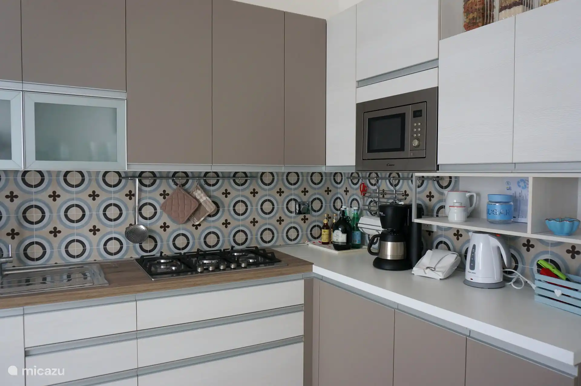 Neue Küche komplett ausgestattet mit Spülgeschirr