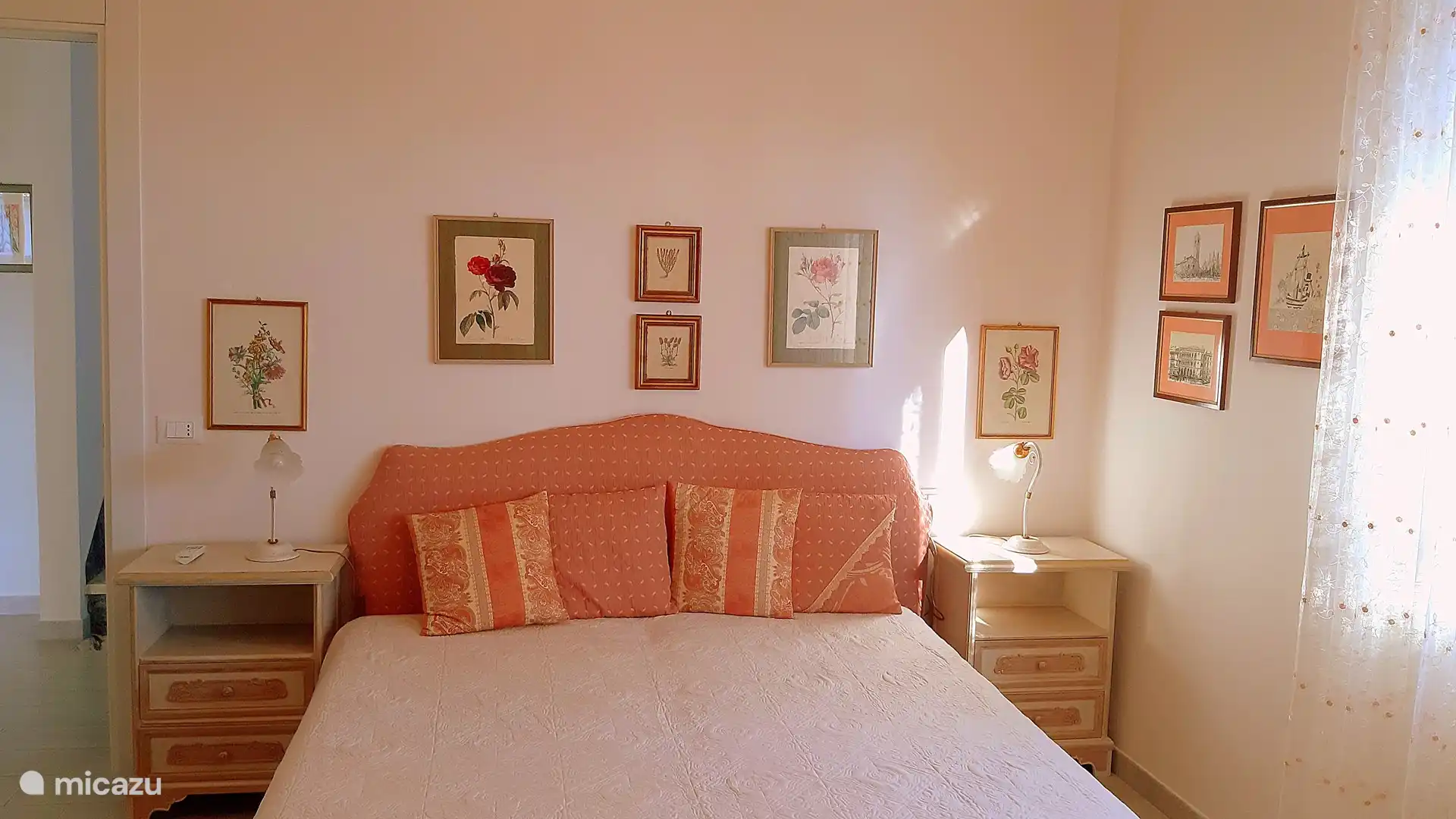 Rosa Doppelzimmer mit Terrasse und Klimaanlage