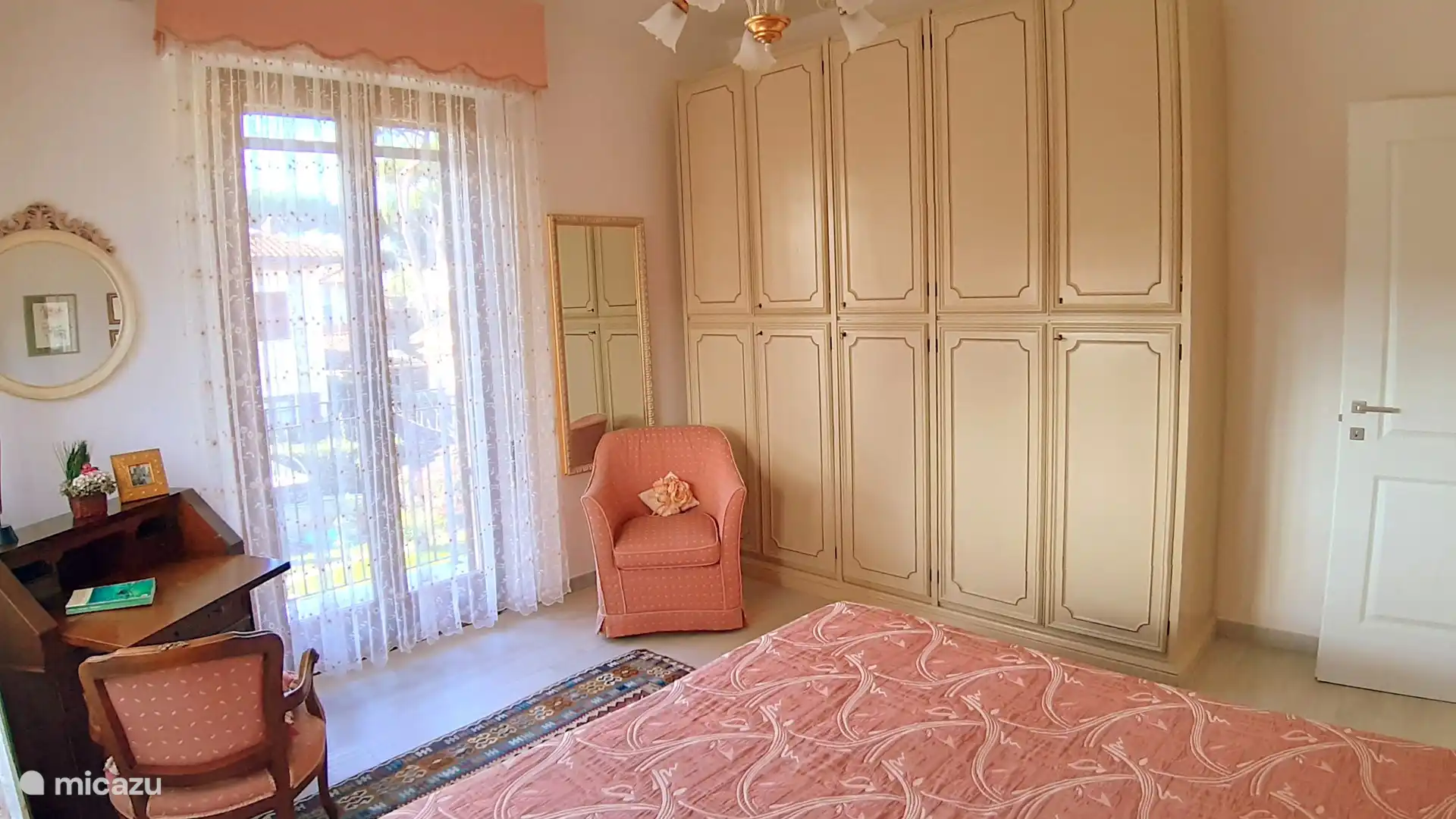 Rosa Doppelzimmer mit Terrasse und Klimaanlage