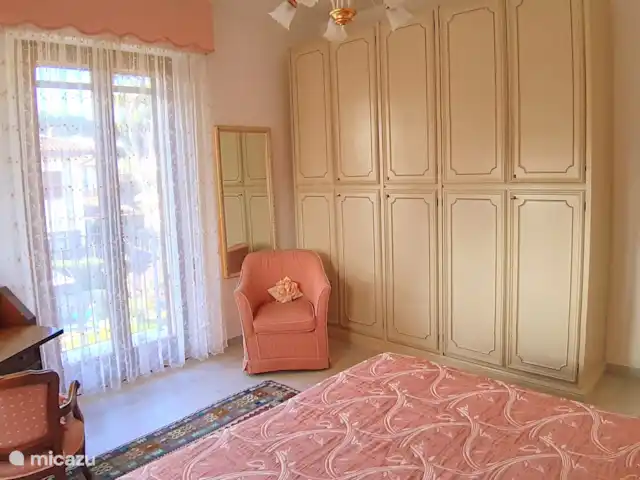 Villa Alcione a 350 mt de la playa en Italia, Toscana, Forte Dei Marmi - villa Rosa Dormitorio doble con terraza y aire acondicionado