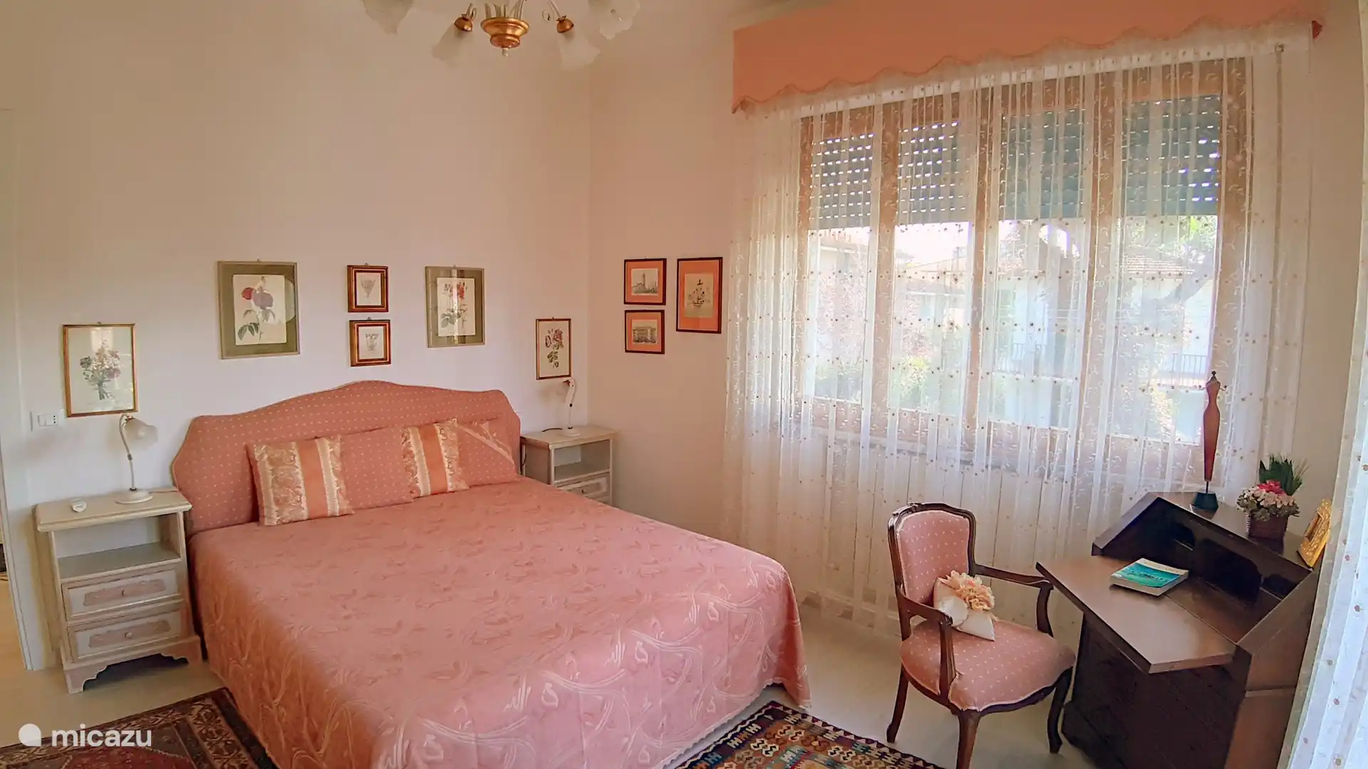 Rosa Doppelzimmer mit Terrasse und Klimaanlage