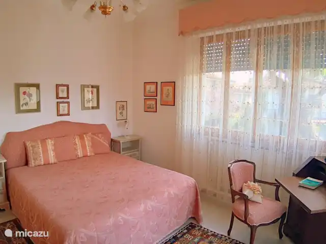 Villa Alcione a 350 mt de la playa en Italia, Toscana, Forte Dei Marmi - villa Rosa Dormitorio doble con terraza y aire acondicionado