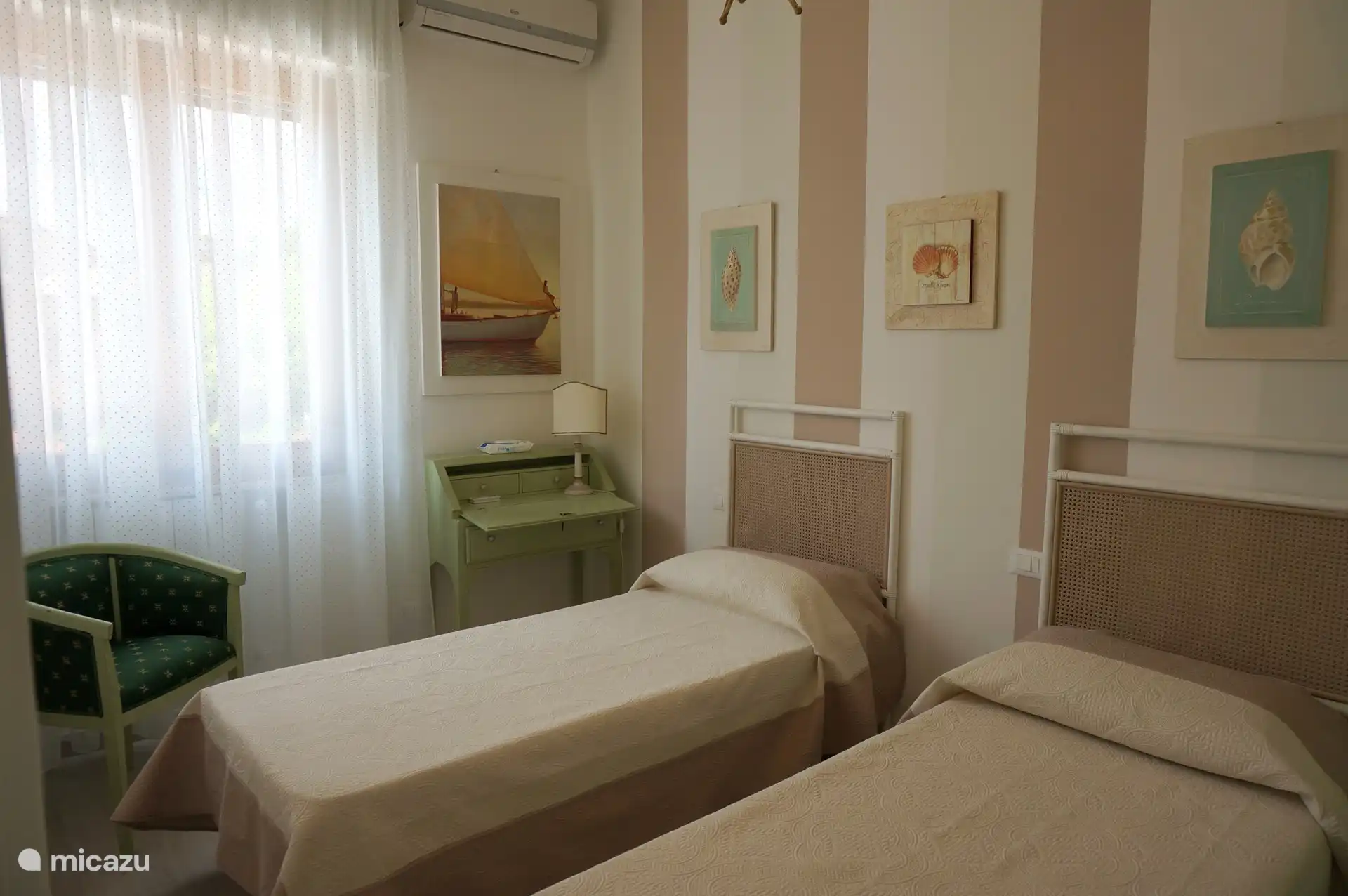 Schlafzimmer mit 2 Einzelbetten mit Klimaanlage