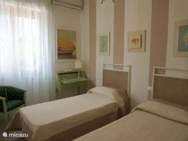 Villa Alcione a 350 mt de la playa en Italia, Toscana, Forte Dei Marmi - villa Dormitorio con 2 camas individuales con aire acondicionado