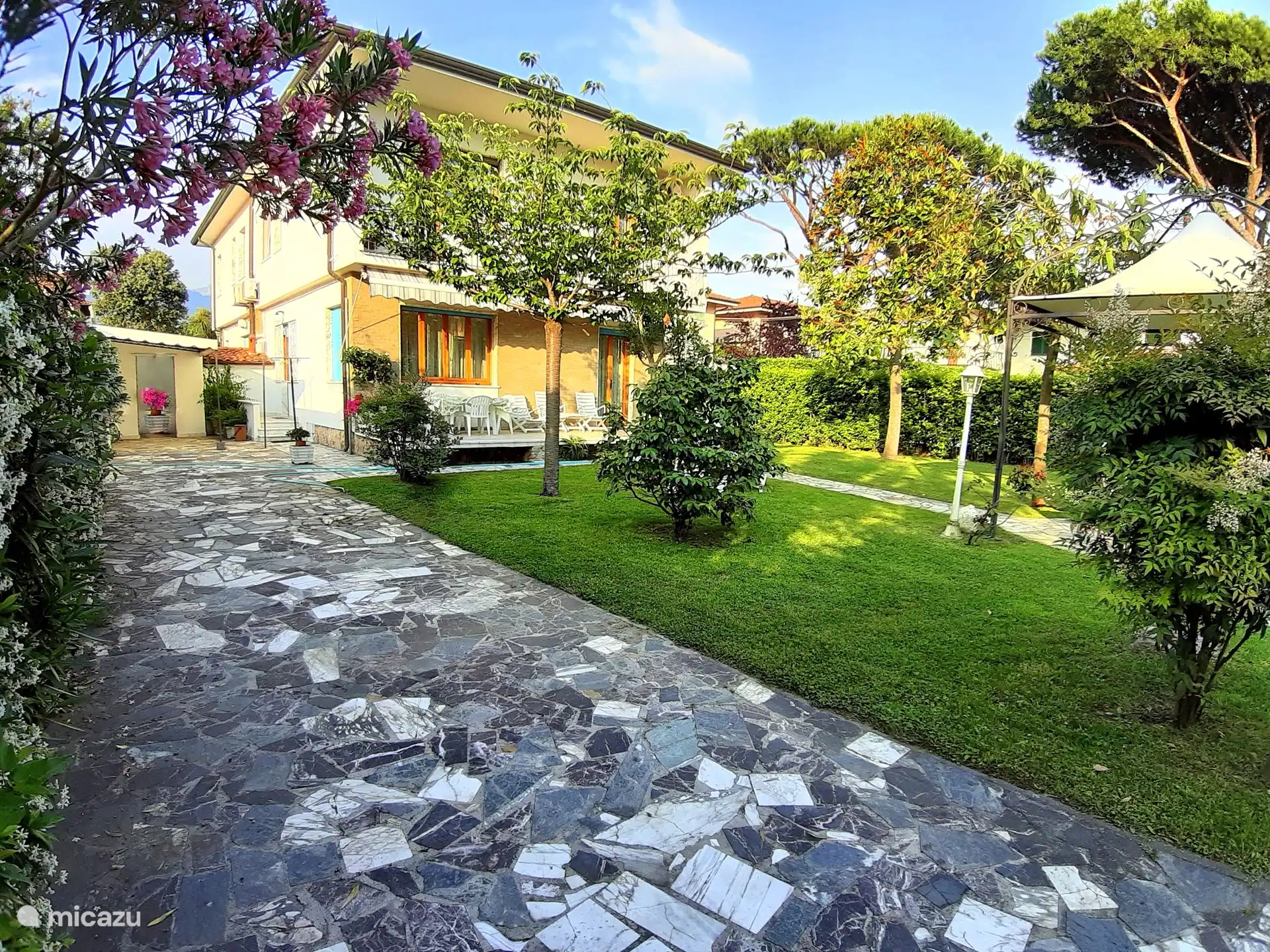 Auto-Einfahrt . Parkplatz für 2 Autos