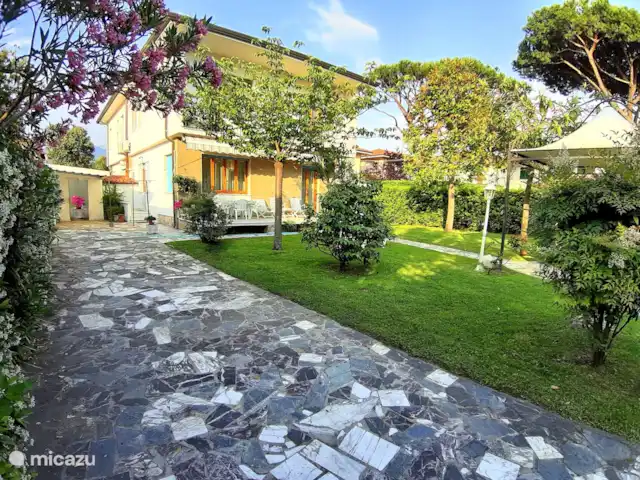 Villa Alcione a 350 mt de la playa en Italia, Toscana, Forte Dei Marmi - villa Entrada de coches. Aparcamiento para 2 coches