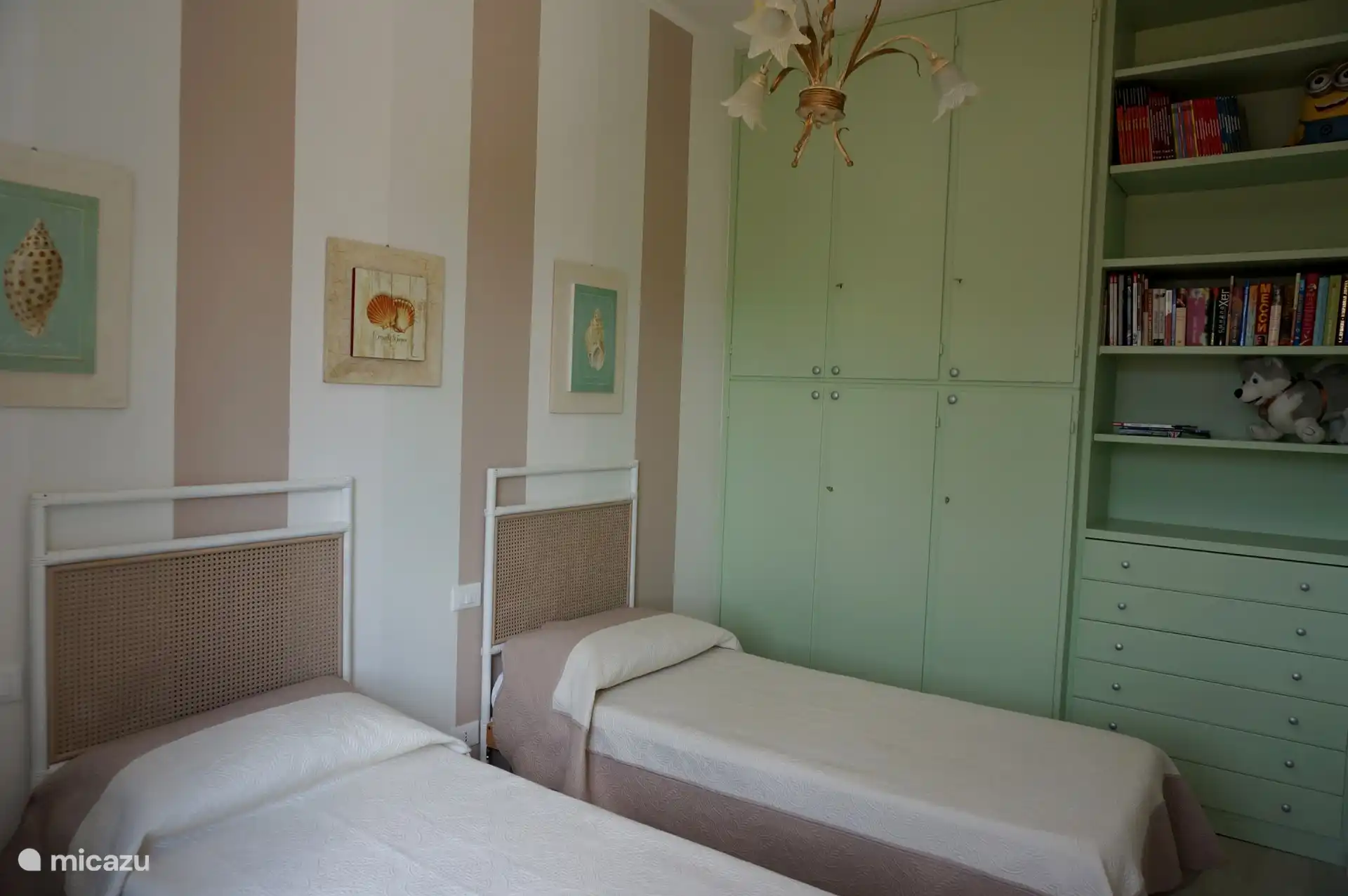 Schlafzimmer mit 2 Einzelbetten mit Klimaanlage