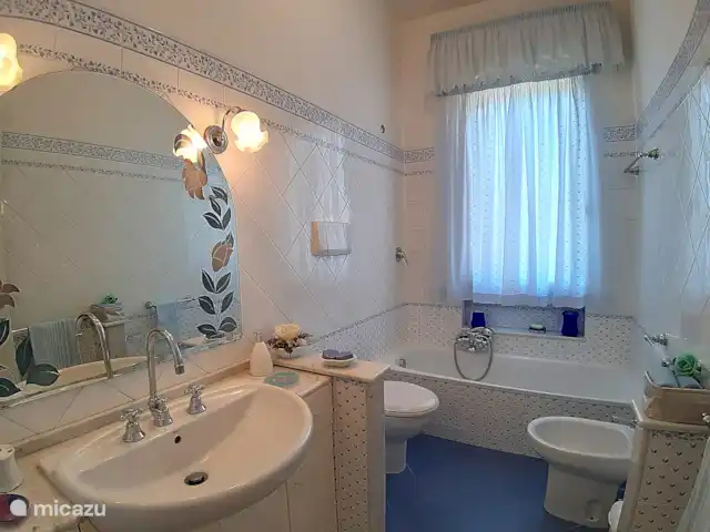 Villa Alcione a 350 mt de la playa en Italia, Toscana, Forte Dei Marmi - villa Cuarto de baño con bañera