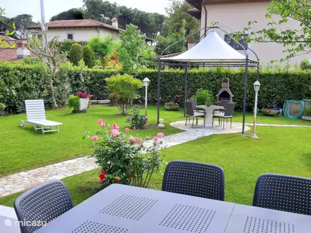 Villa Alcione a 350 mt de la playa en Italia, Toscana, Forte Dei Marmi - villa Vista desde el comedor