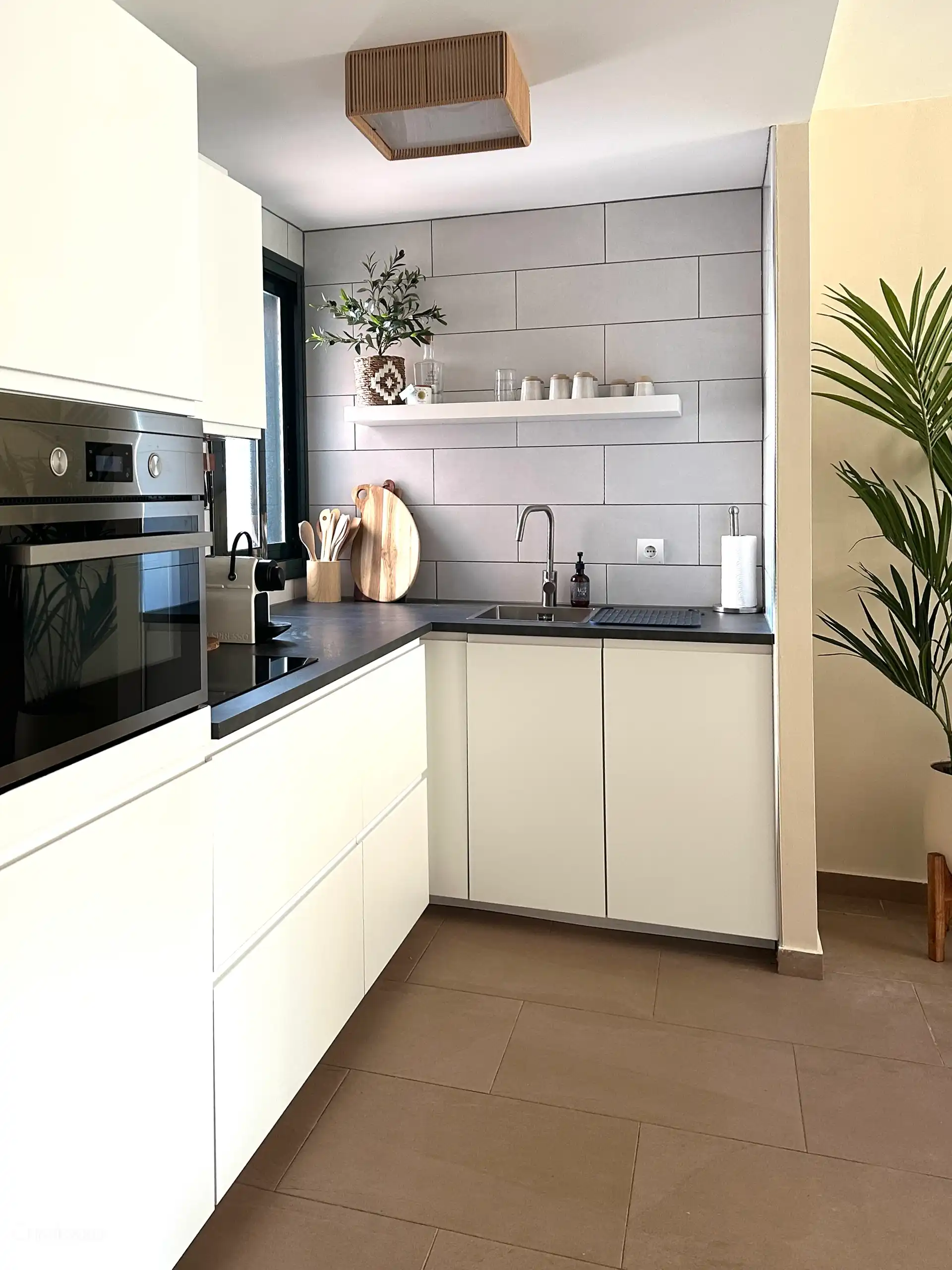 Cuisine avec four, plaque de cuisson, machine à café, thé et lave-vaisselle.