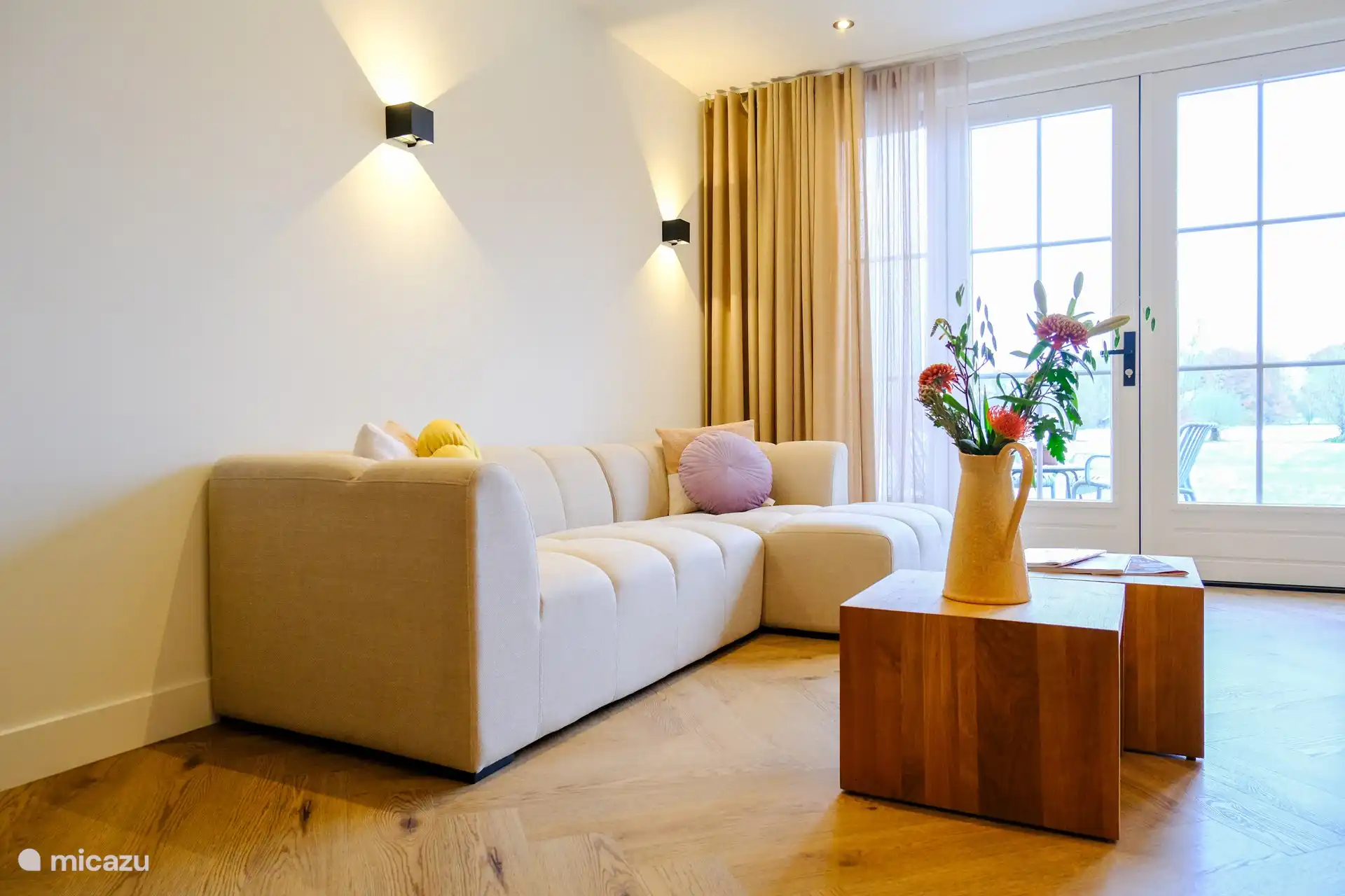 Sala de estar con puertas de patio.