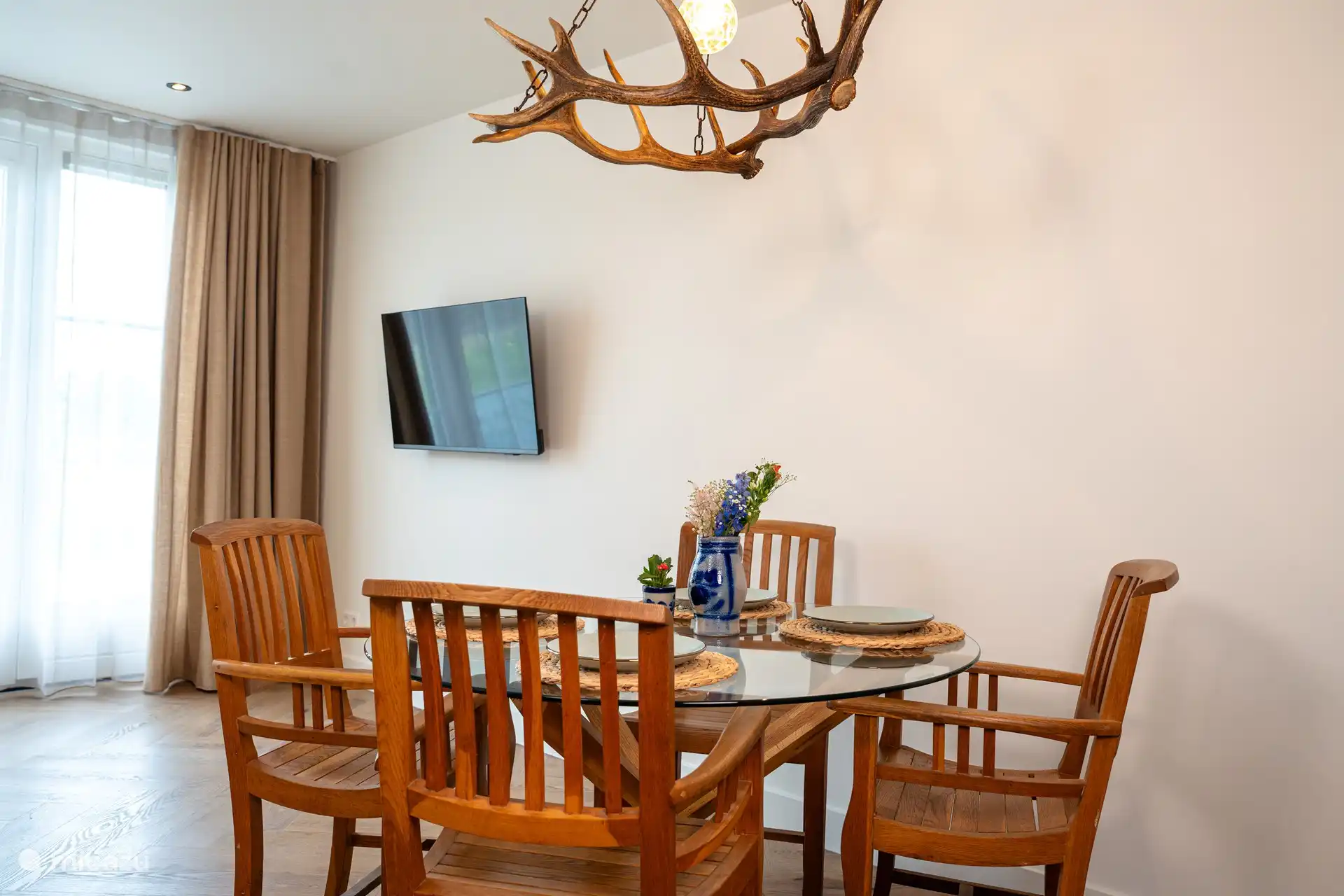 Mesa de comedor y televisión.