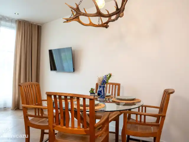 Boldiek - Landelijk huren in Nederland, Gelderland, Halle - appartement Eettafel en televisie.