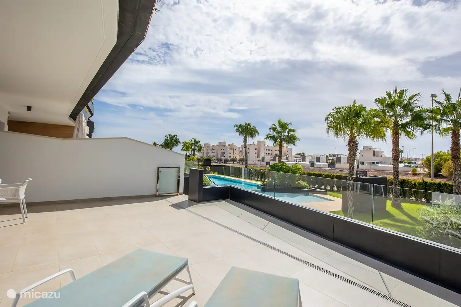 Geräumige, nach Südwesten ausgerichtete Terrasse mit direktem Zugang zum Pool.