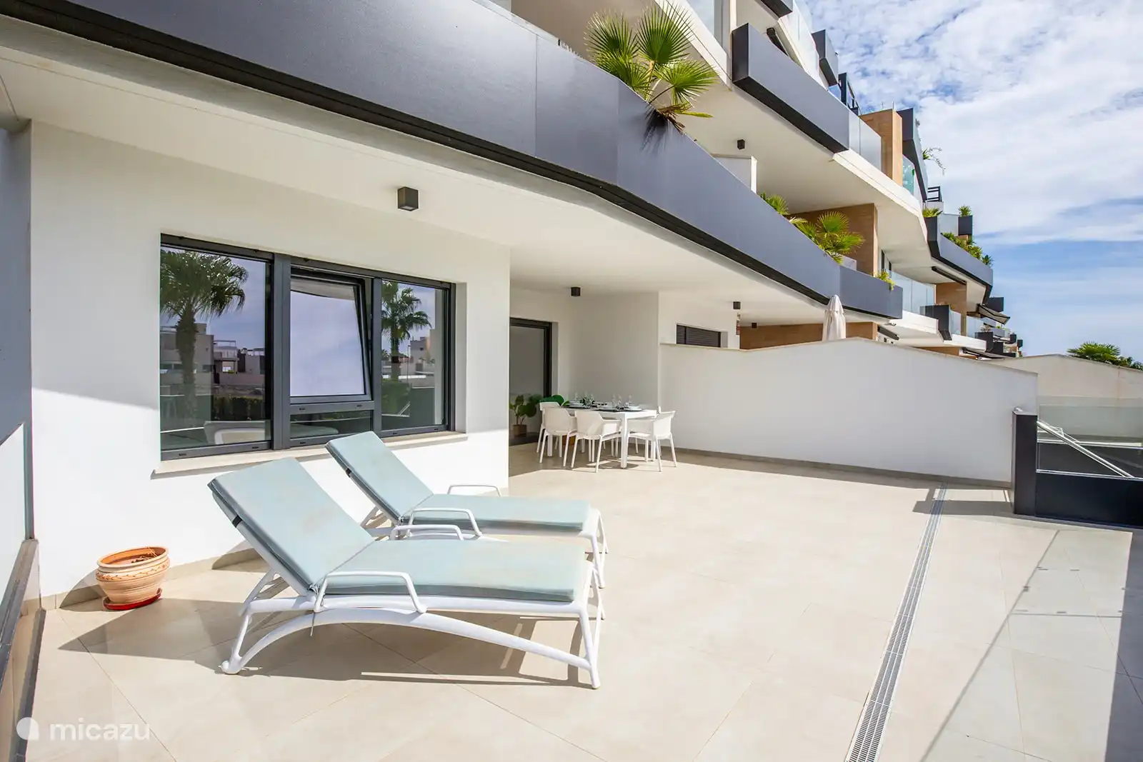 Sonnige und großzügige Terrasse