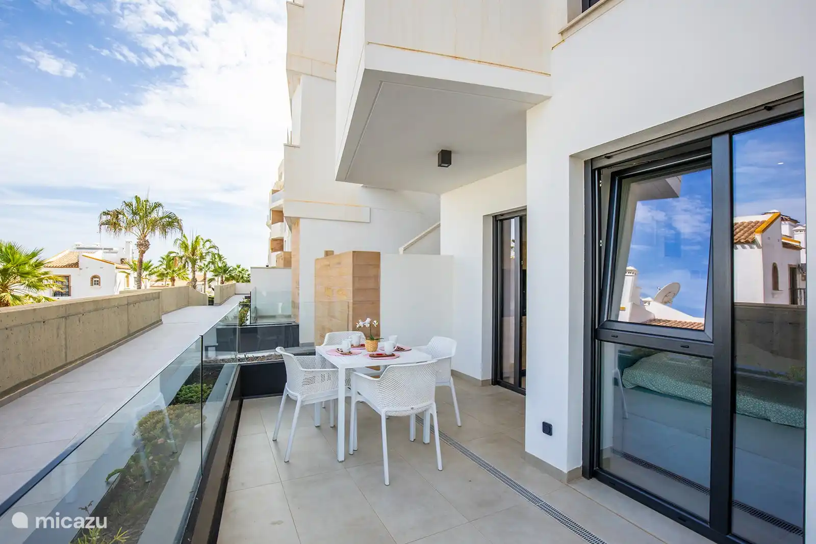 Auch eine großzügige Terrasse