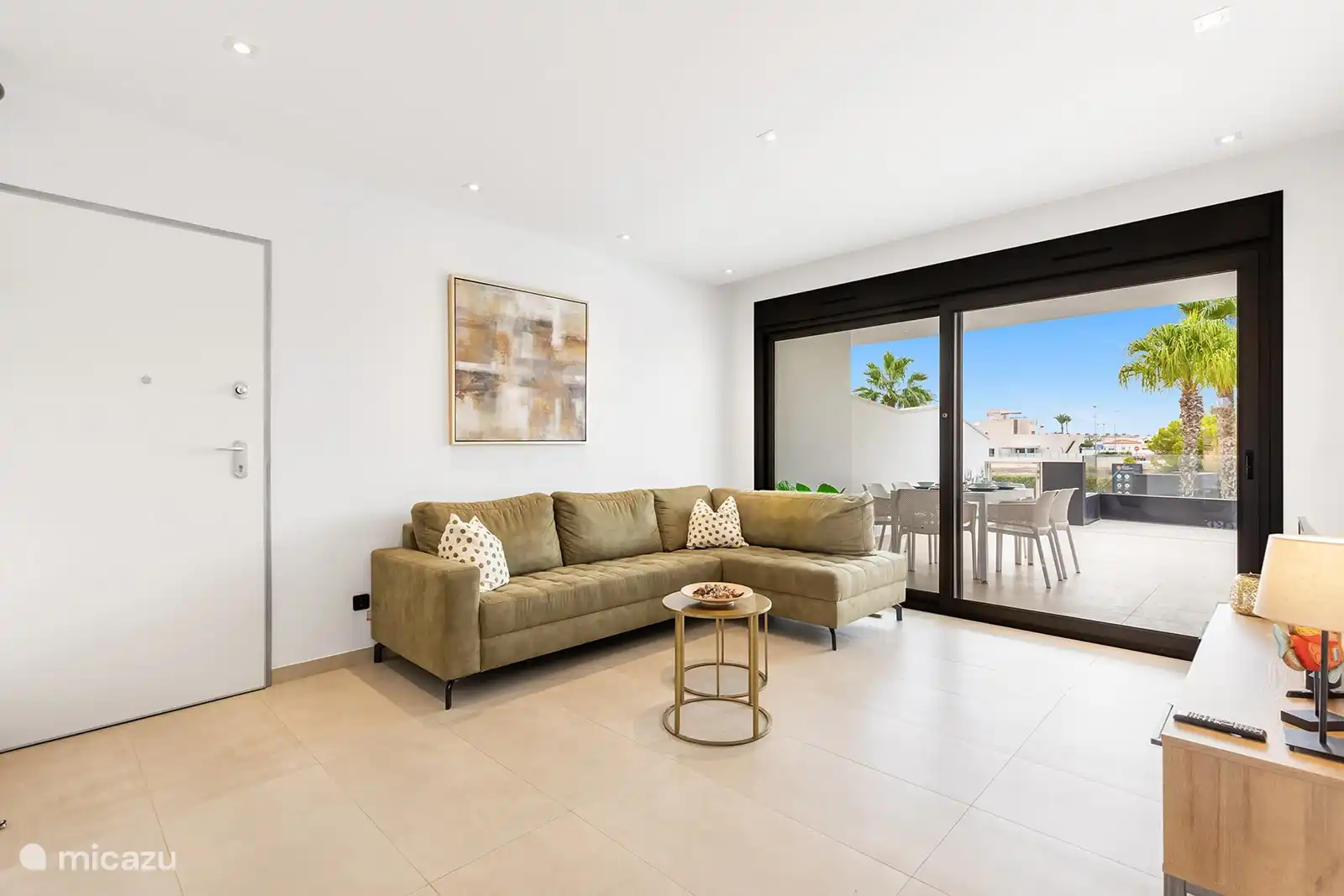 Geräumiges Wohnzimmer mit direktem Zugang zur Terrasse