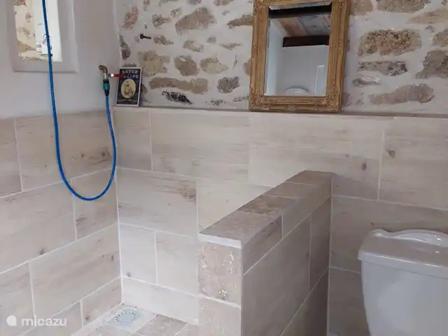 glamping / safaritent / yurt huren in Frankrijk, Charente, Rousinnes – safaritent Montizon badkamer