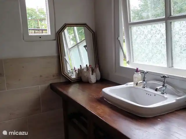 glamping / safaritent / yurt huren in Frankrijk, Charente, Rousinnes – safaritent Montizon badkamer