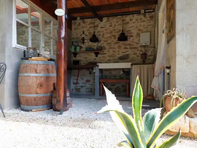 glamping / safaritent / yurt huren in Frankrijk, Charente, Rousinnes – safaritent Montizon buitenkeuken