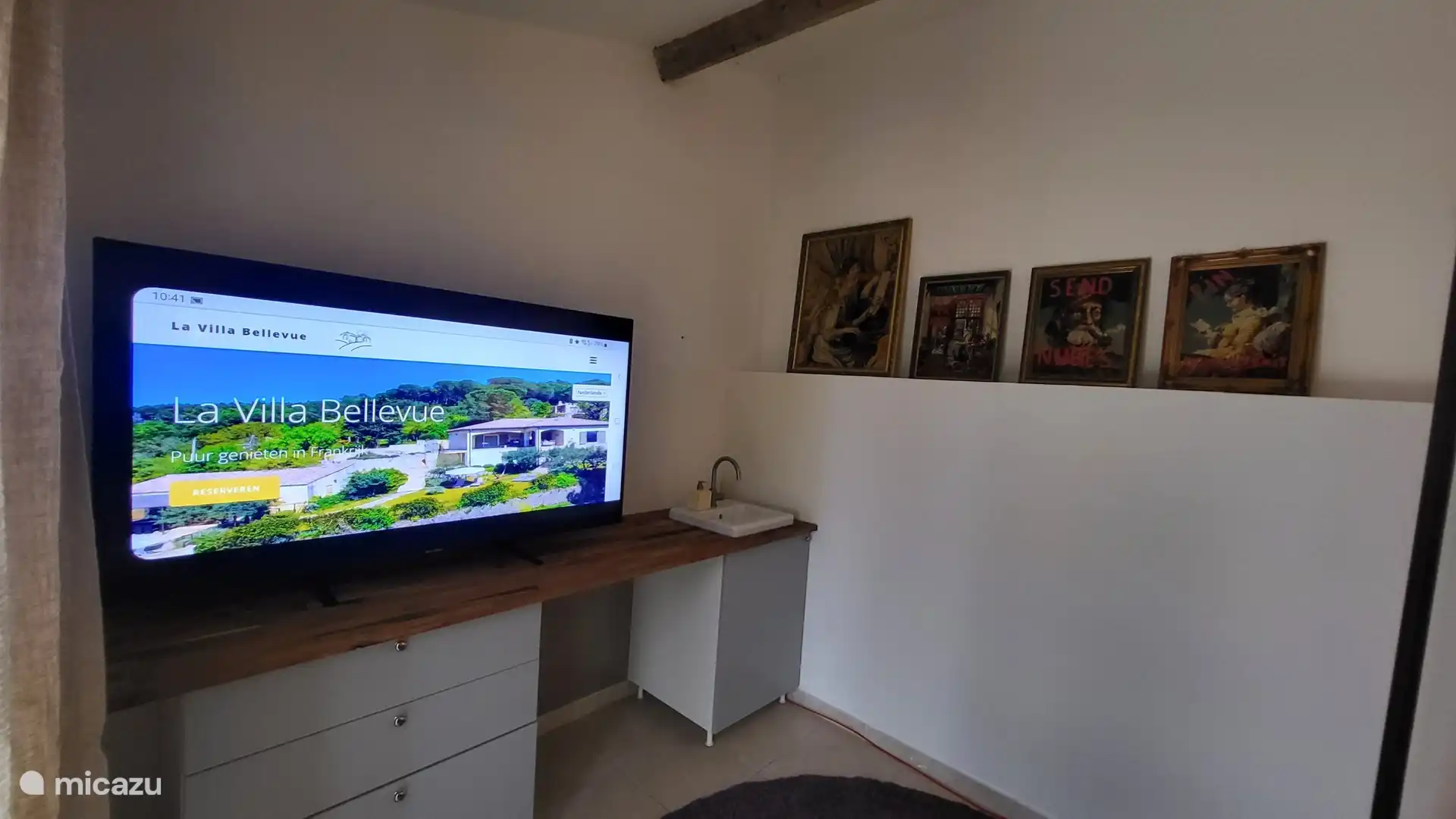 Bedroom with TV and washbasin pool house 