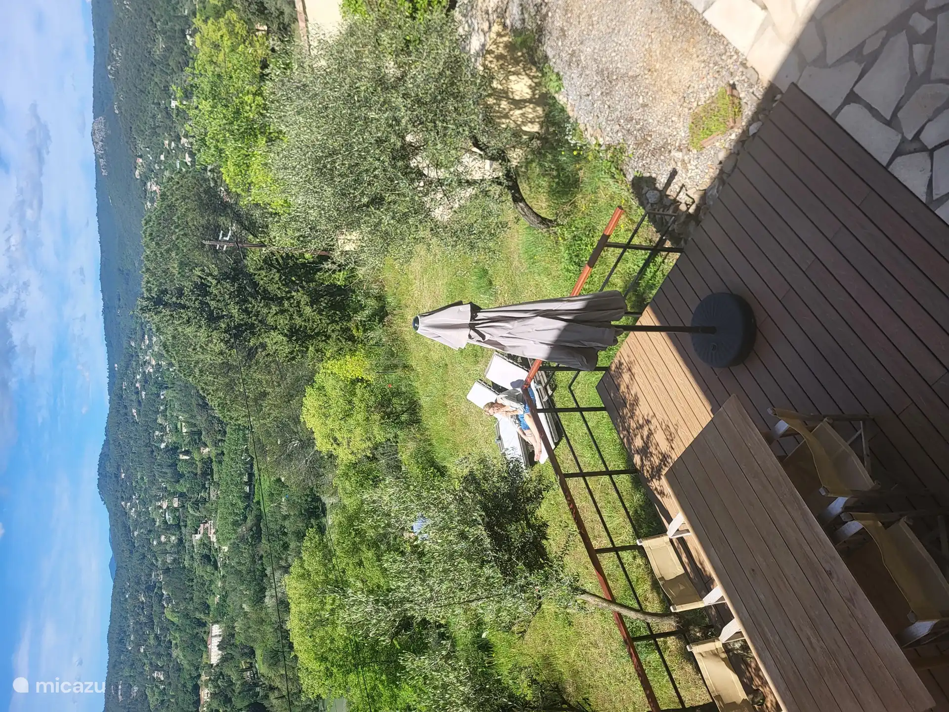 Garden overview with terrace gite 