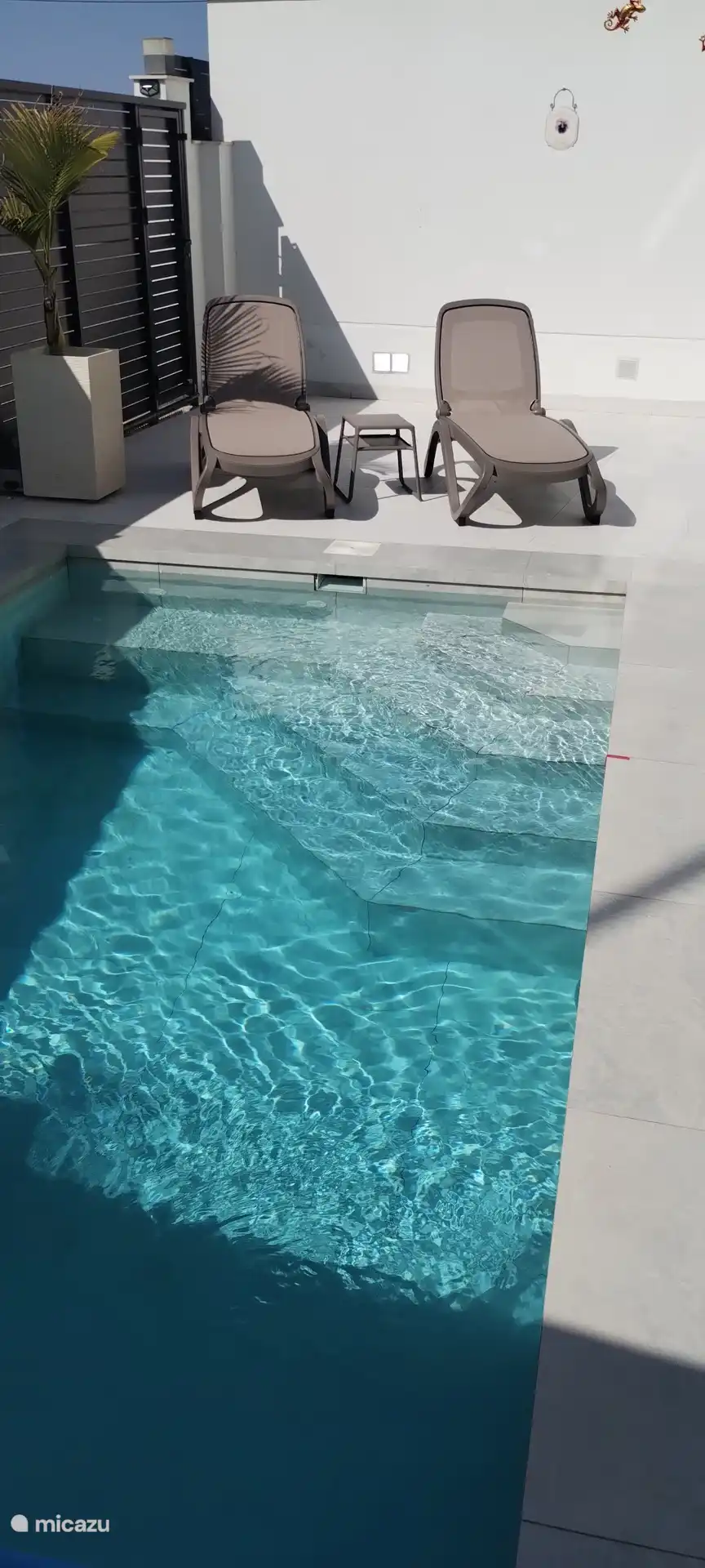 Schwimmbad mit Sitzbereich