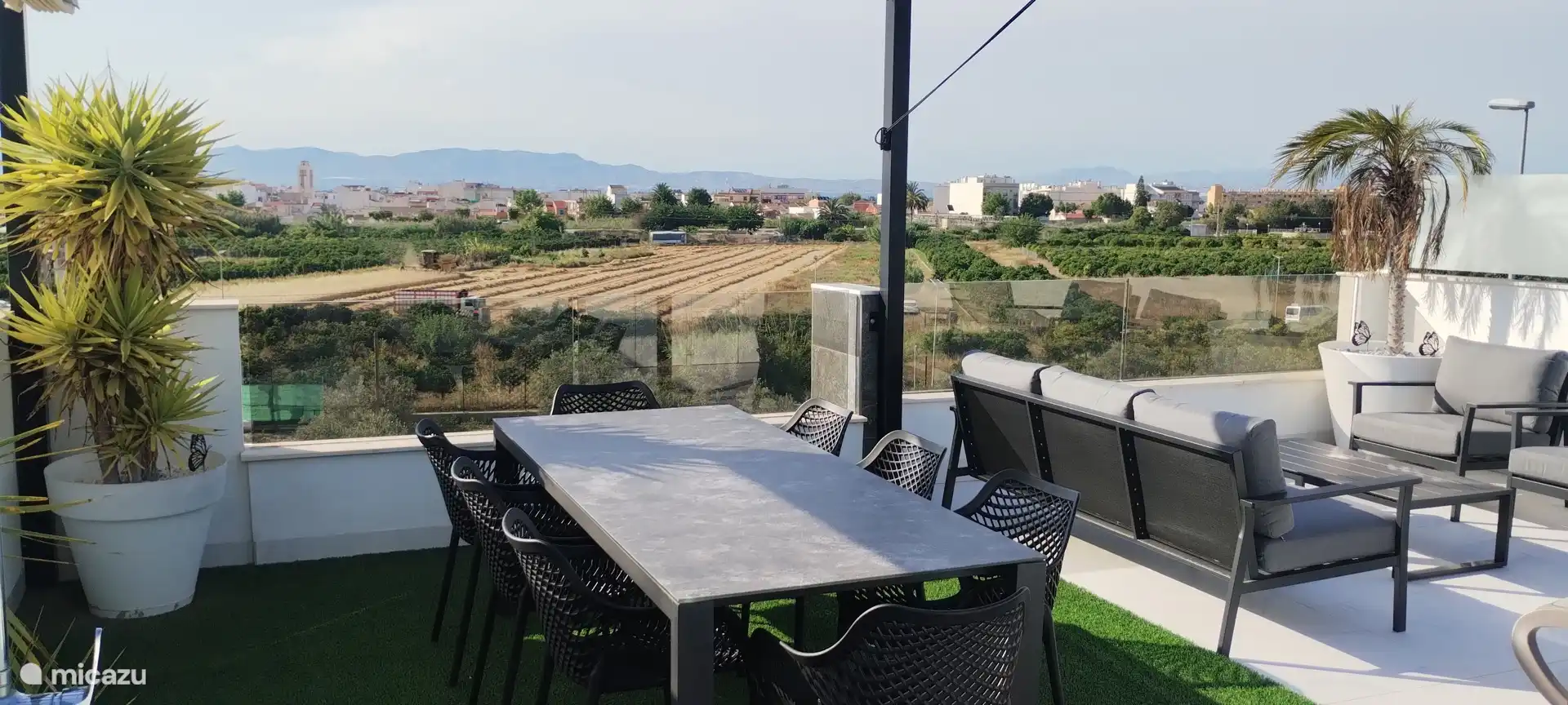 Esstisch auf der Dachterrasse