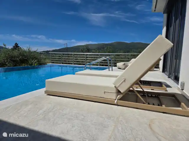 Villa Símera | Grèce, Zakynthos, Lythakia - villa Nouveaux transats, vue sur la mer et la montagne.