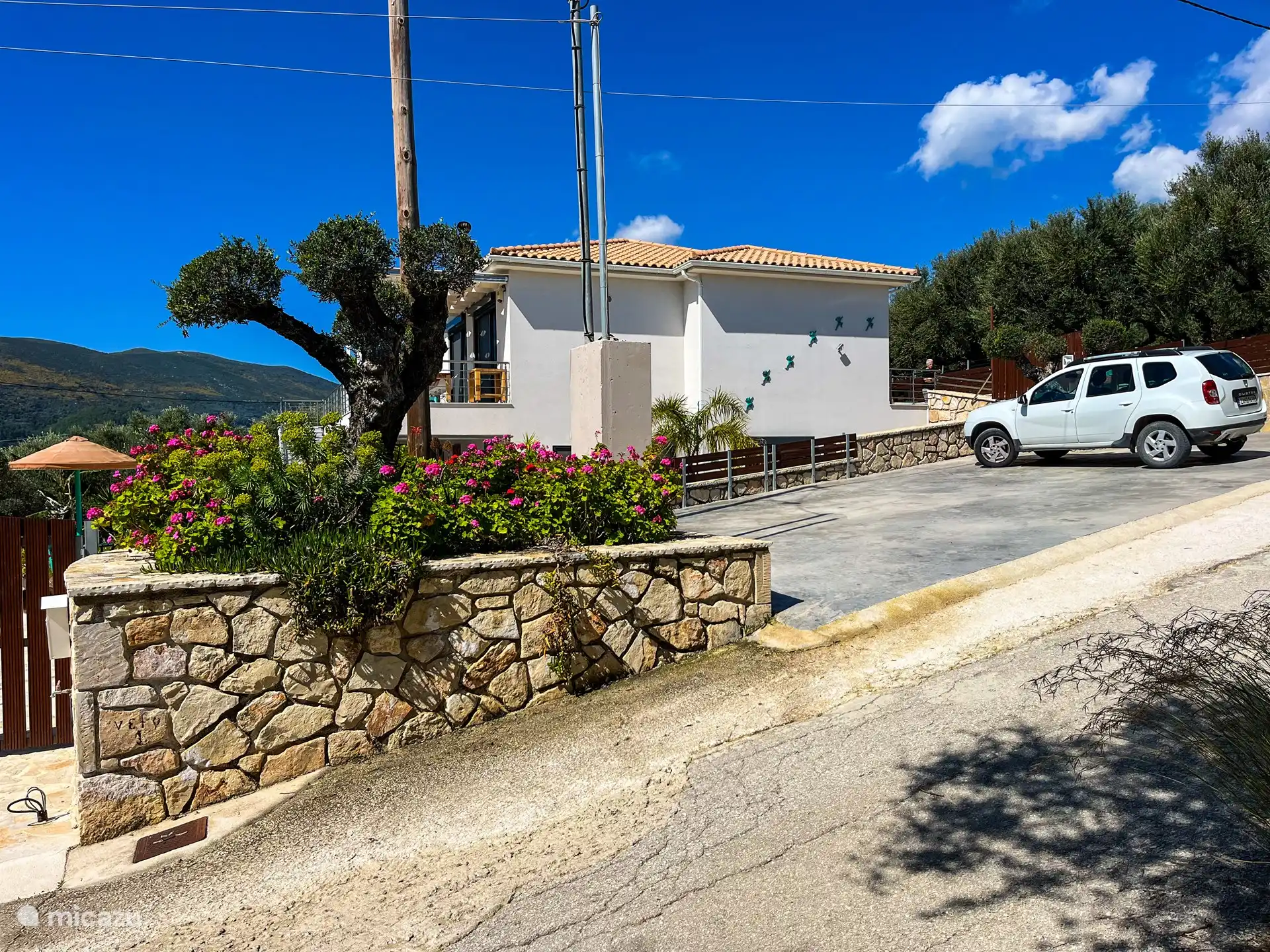 both left and right an entrance and 
 private parking spaces (total 5)