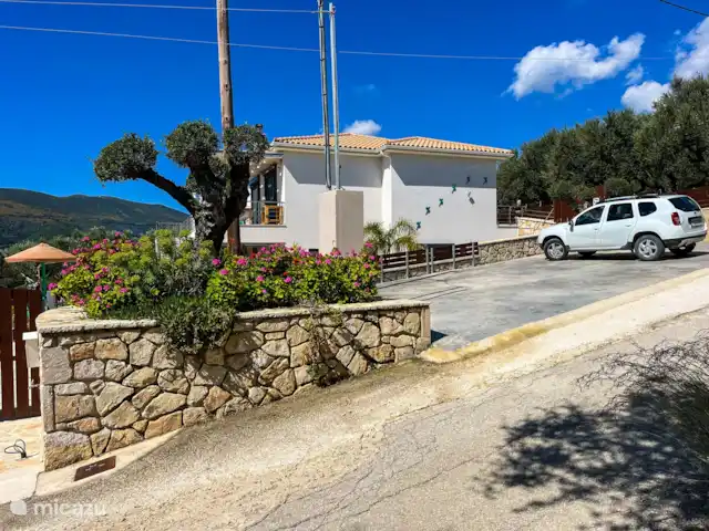 Villa Símera | Grèce, Zakynthos, Lythakia - villa à gauche et à droite une entrée et 
 Places de parking privées (Total 5)