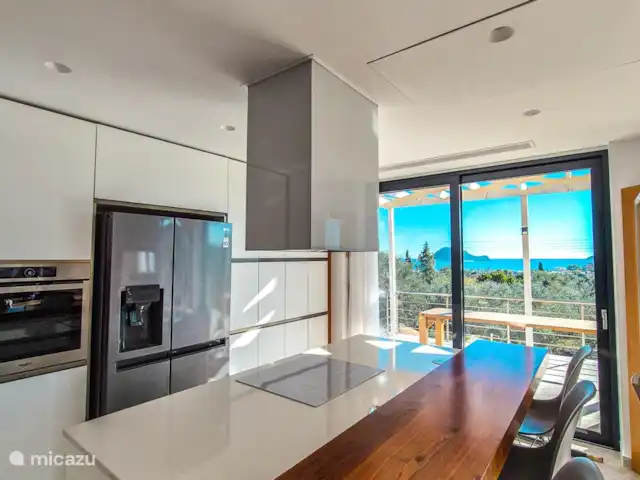Villa Símera | Grèce, Zakynthos, Lythakia - villa La cuisine de la maison avec vue sur la piscine à débordement et la mer.