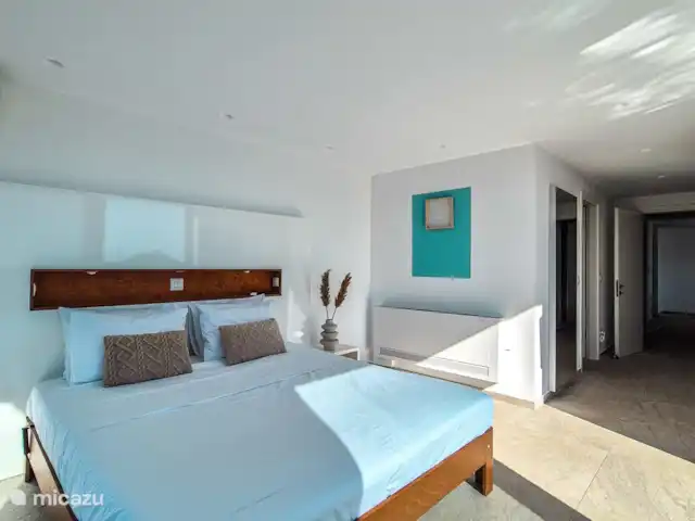 Villa Símera | Grèce, Zakynthos, Lythakia - villa La chambre parentale avec un lit réglable électriquement d’Auping. Réveillez-vous dans un joli lit avec une vue magnifique !