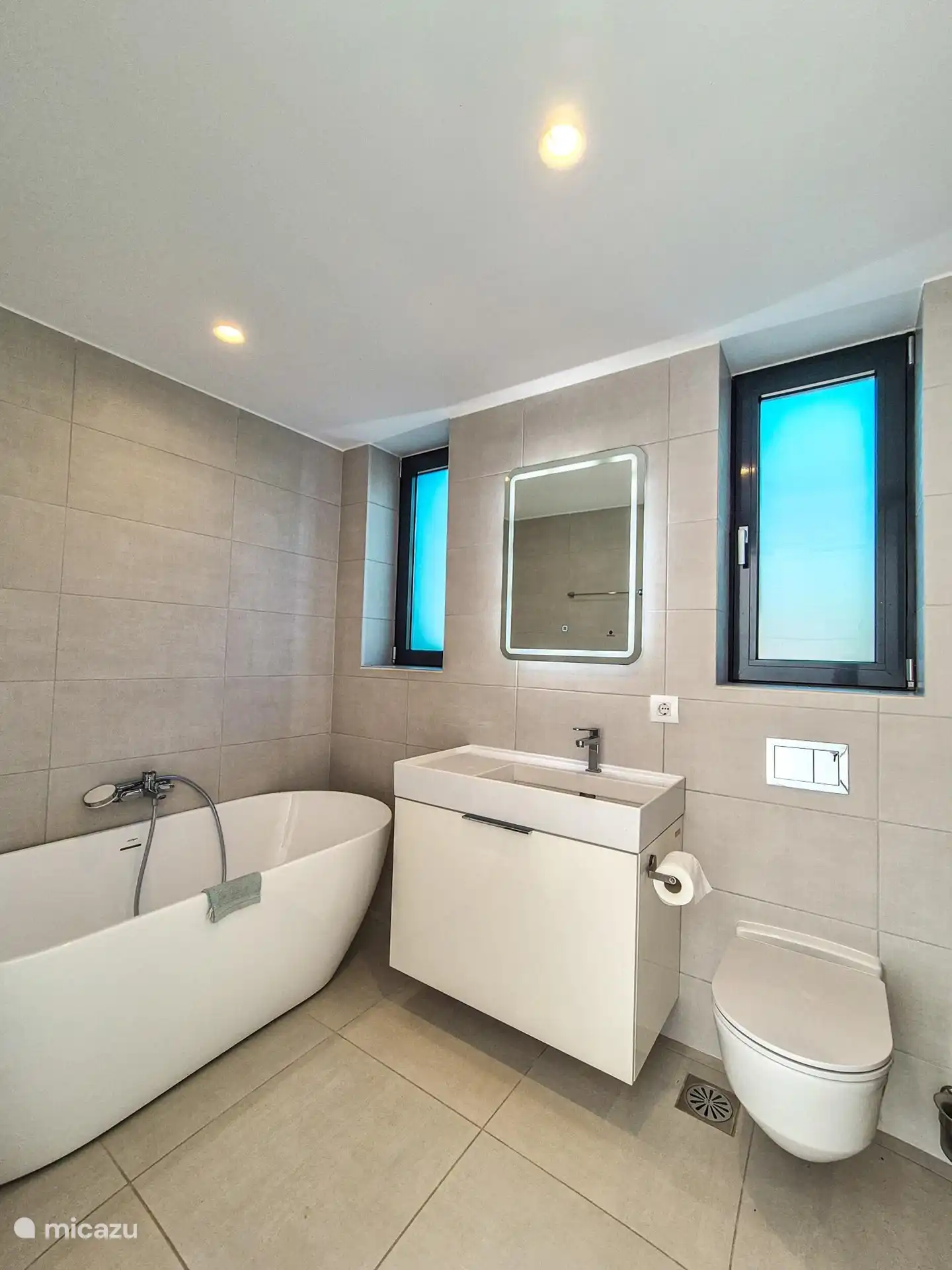 Master bedroom Bathroom 