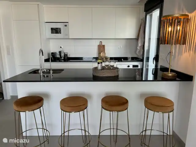 Location de Vacances Espagne, Murcia, Torre-Pacheco, appartement - Privé 'Îlot de salle à manger' dans la cuisine ouverte avec des équipements de luxe, tels que micro-ondes combinés, four, plaques vitrocéramiques, lave-vaisselle, lave-linge, réfrigérateur-congélateur, machine Nespresso avec aeroccino et eau potable (Spa Blue) du robinet, etc.