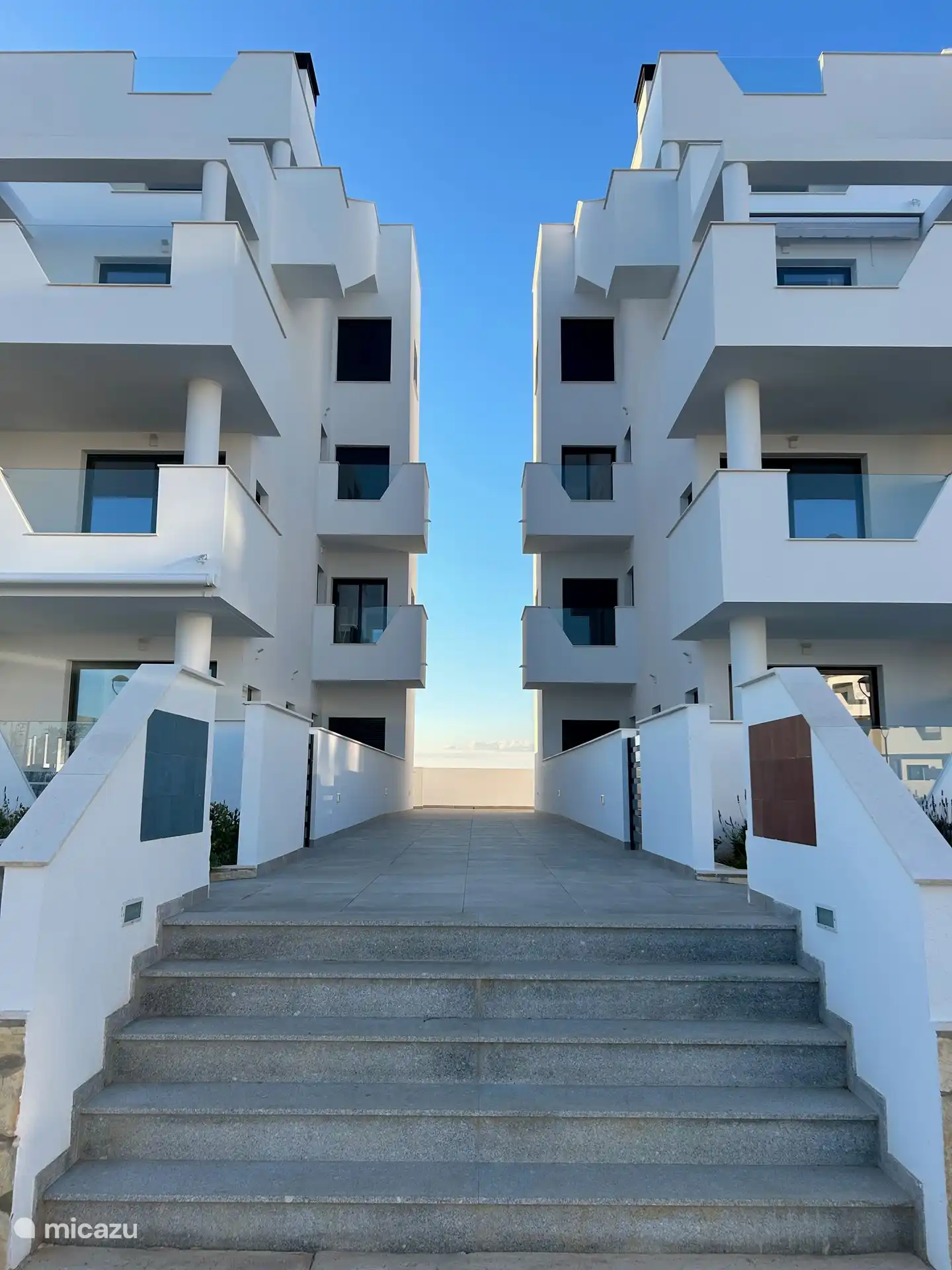 Pasaje a la entrada del apartamento